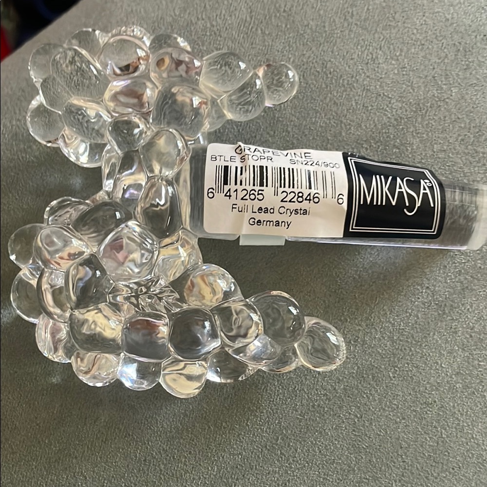 Mikasa Clear Crystal Grapevine Bottle Stopper plus wine tags and charms.